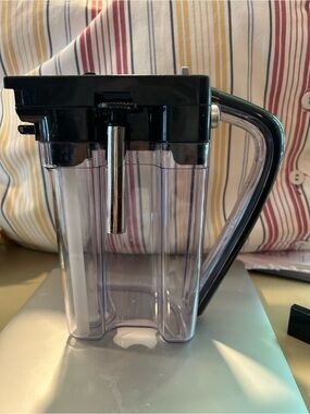 De'Longhi milk tank assembly/ frother
